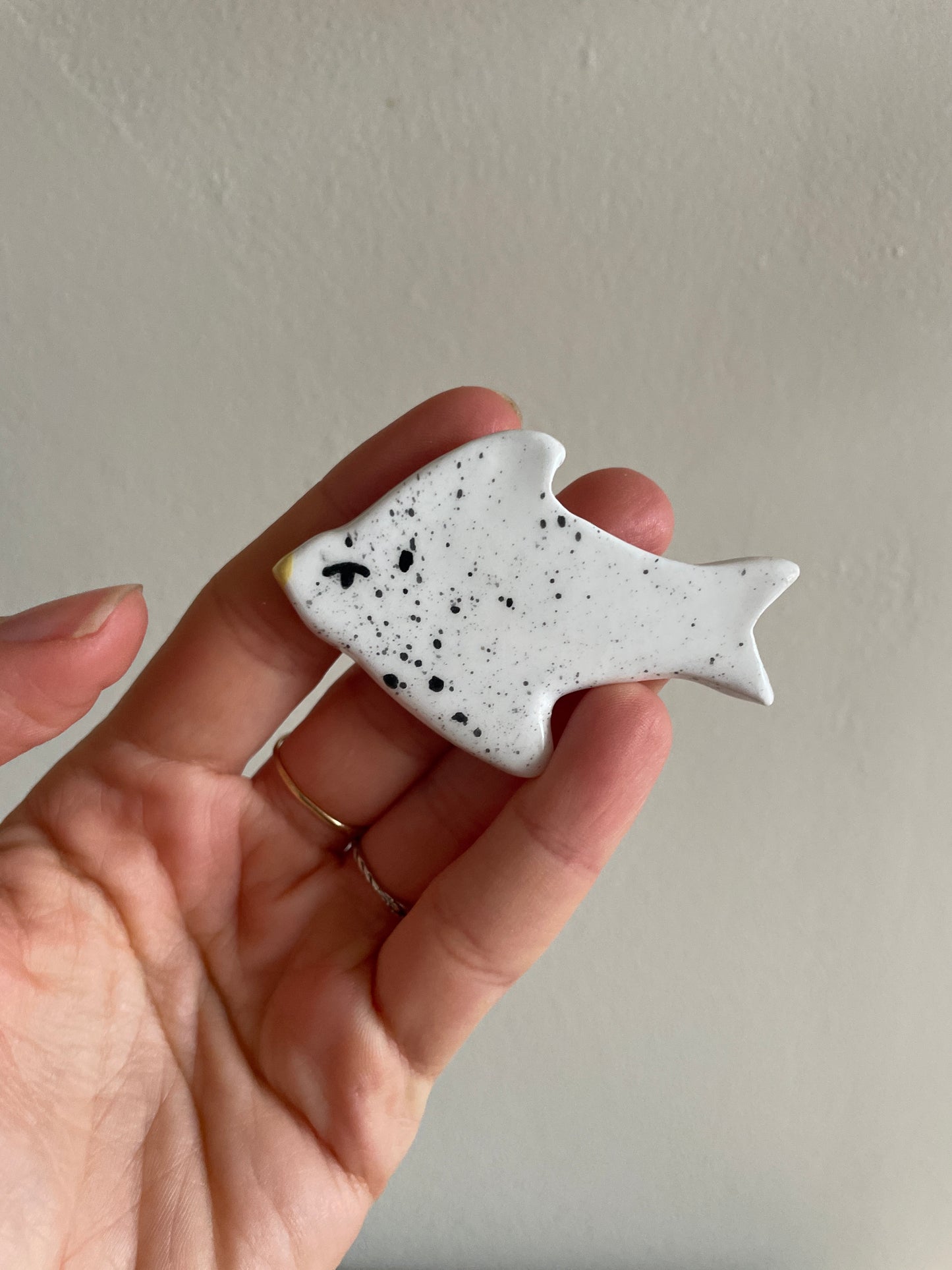 Broche oiseau moucheté en céramique