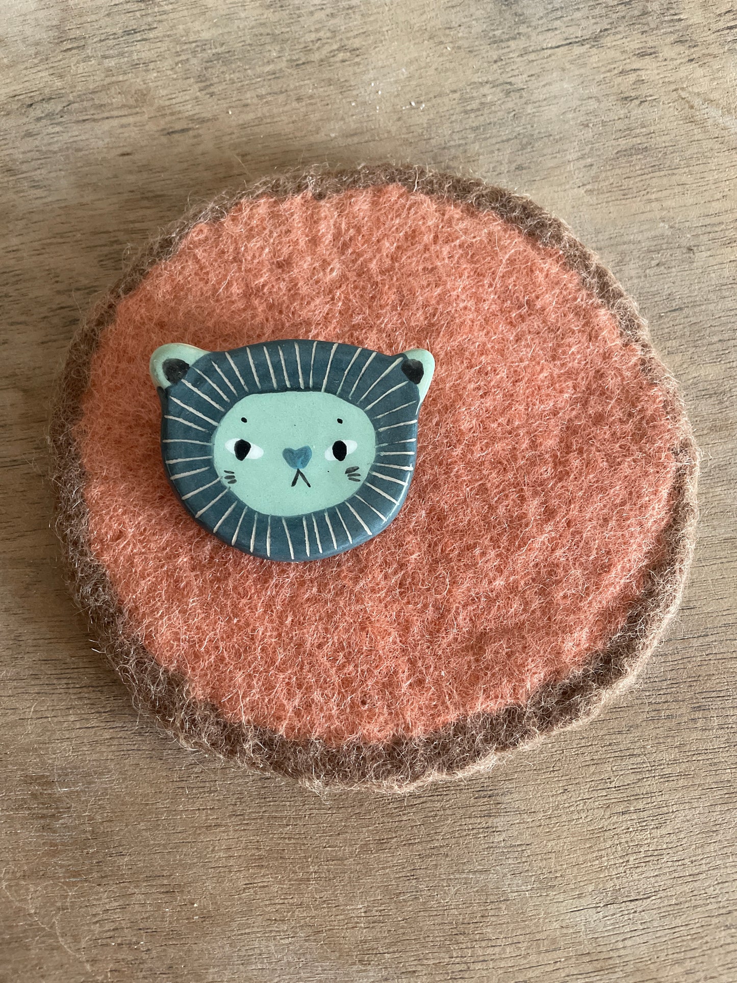 Broche lion en céramique faïence