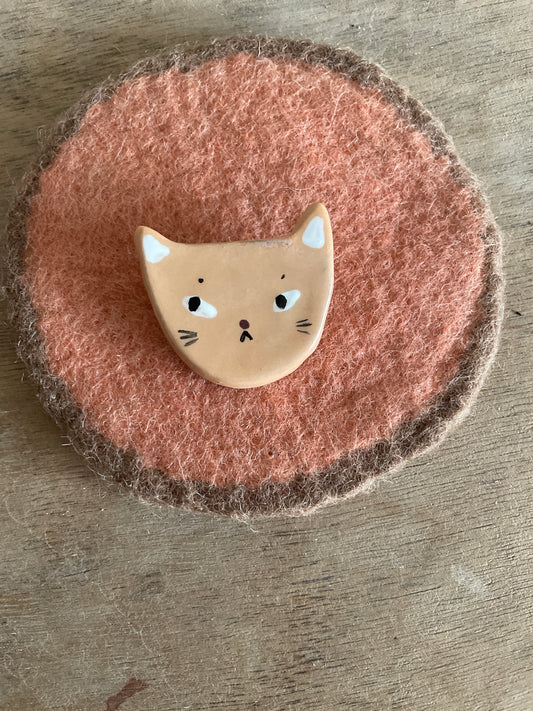 Broche chat en céramique faïence