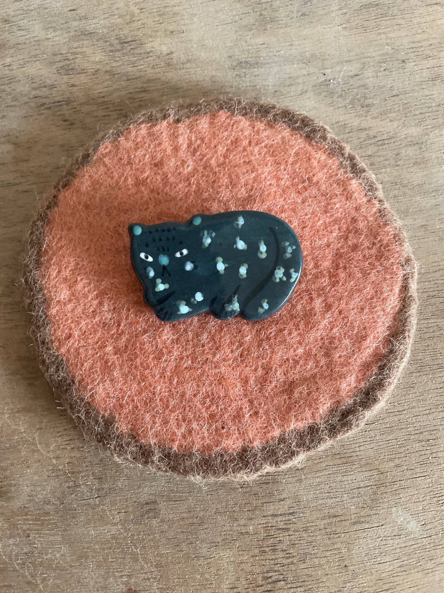 Broche léopard en céramique émaillée