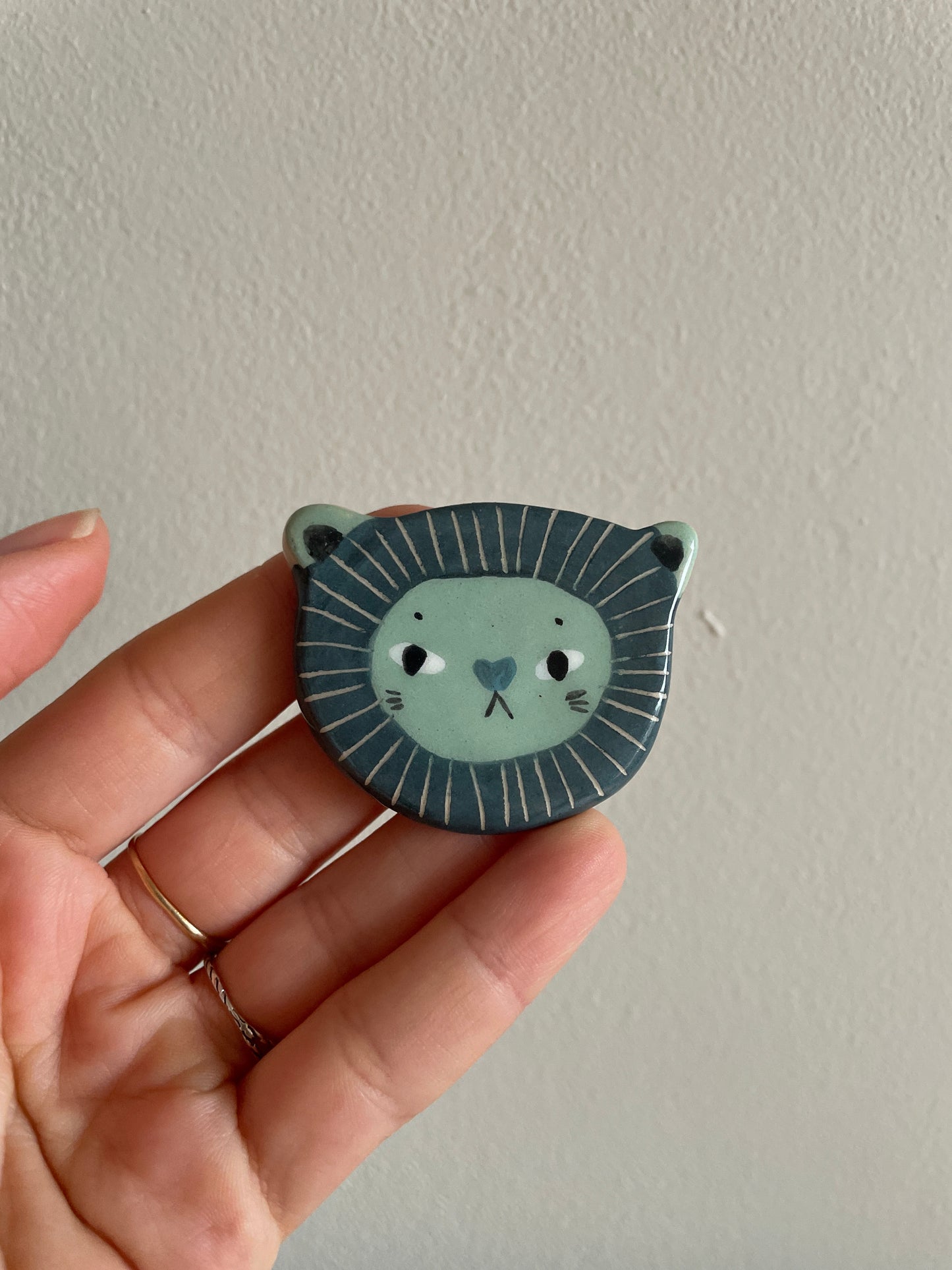 Broche lion en céramique faïence