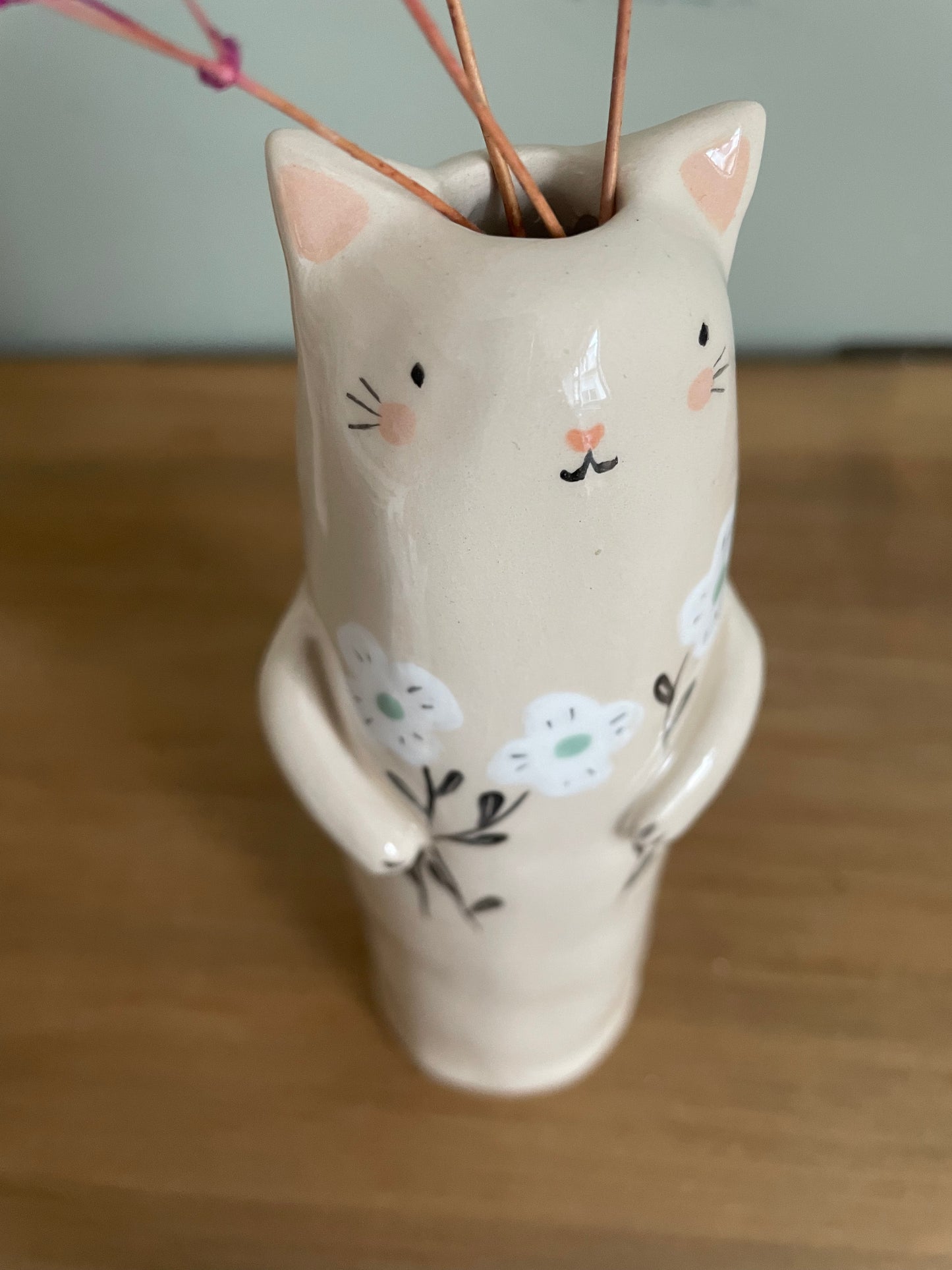 Soliflore cat with poppy in ceramic glazed vase