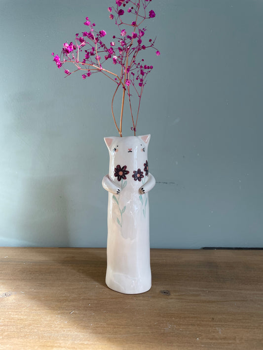 Soliflore cat with white flowers in ceramic glazed vase