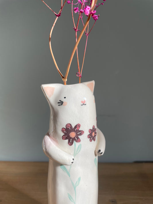 Soliflore cat with white flowers in ceramic glazed vase