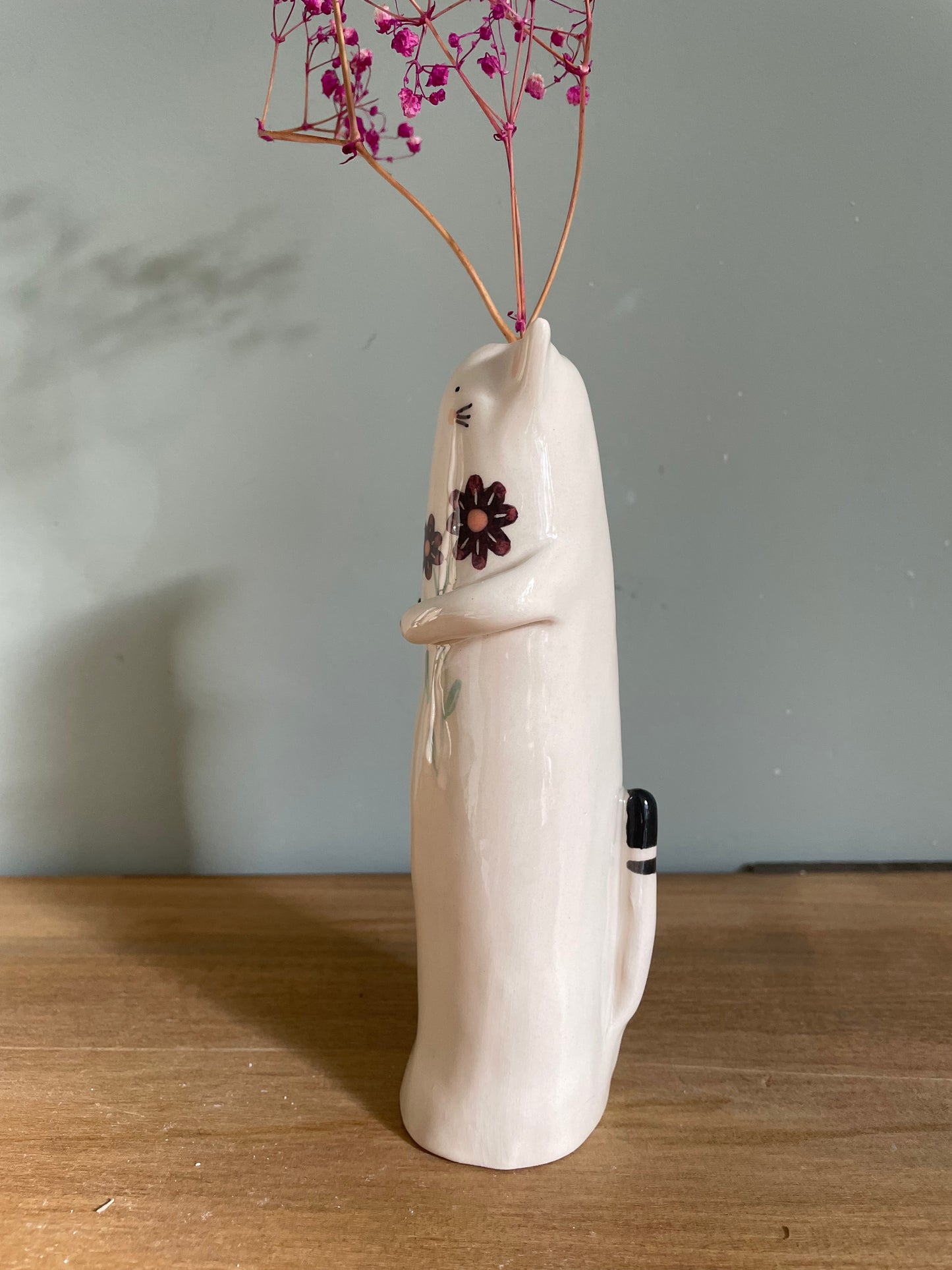 Soliflore cat with white flowers in ceramic glazed vase