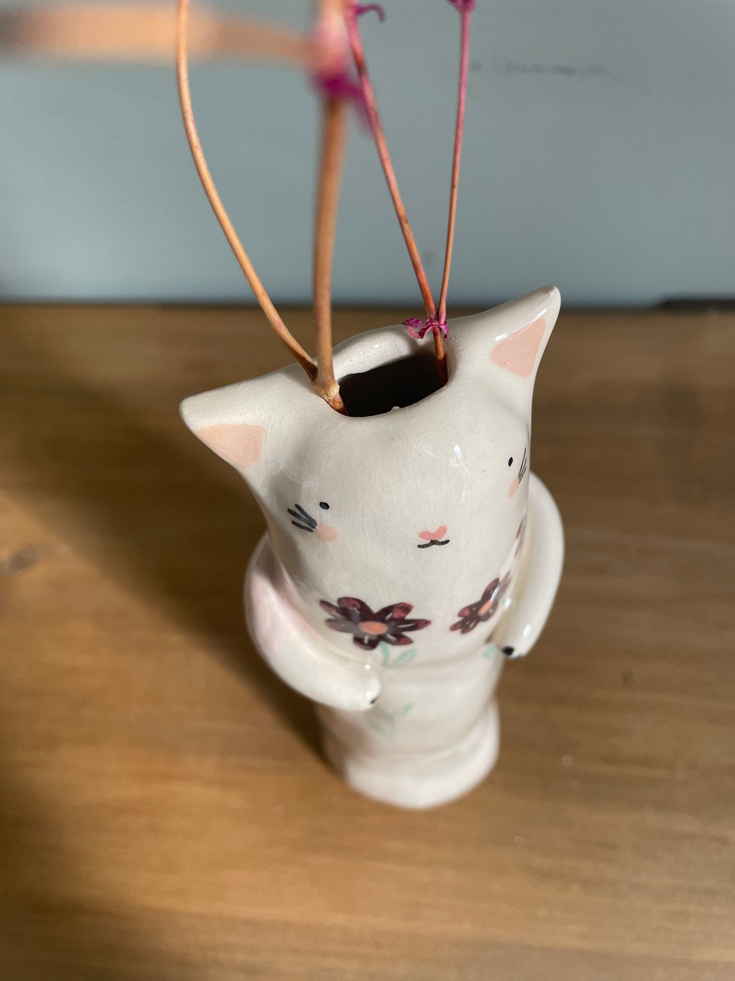 Soliflore cat with white flowers in ceramic glazed vase